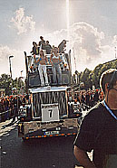 2 tanzende Girls auf US-Truck Kühlerhaube