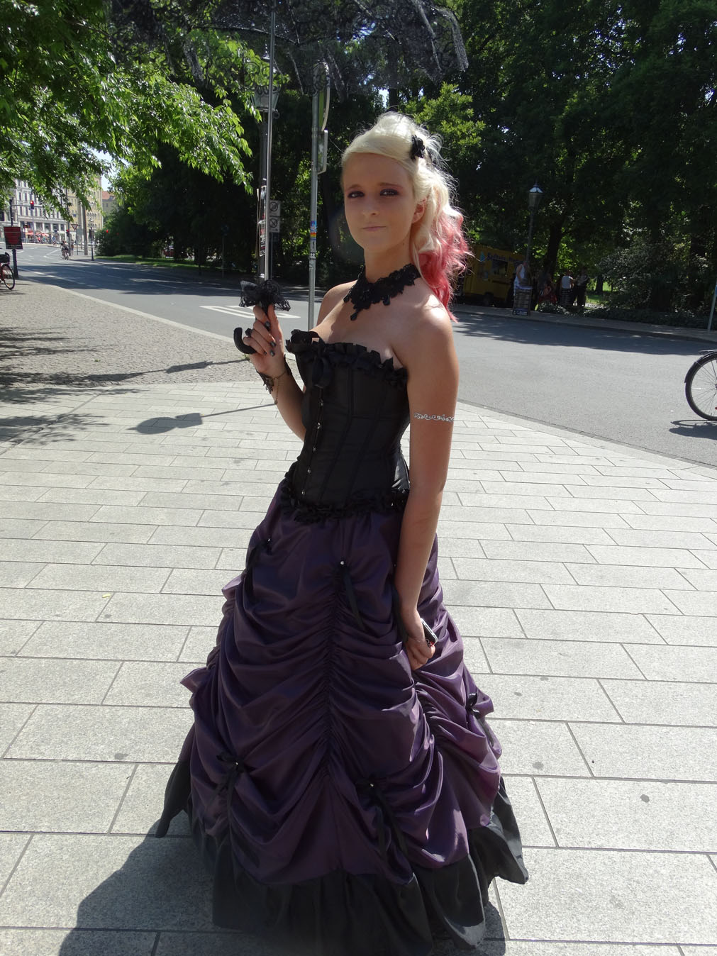 sexy Blondine mit dunkel-violettem Kleid